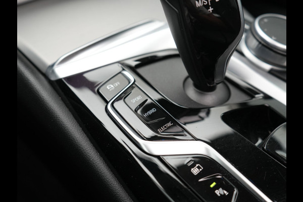 BMW 5 Serie Touring 530e Executive Plug In Hybrid 293pk Dealer O.H PHEV | Panodak | Harman Kardon | Camera | Lederen Bekleding | Navi Pro | Apple Carplay | M Sportstuur | 18"L.M | Sfeerverlichting |