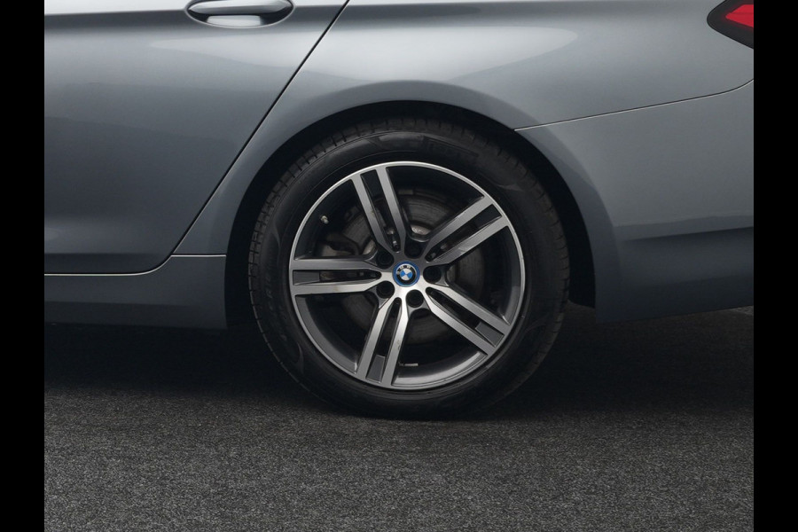 BMW 5 Serie Touring 530e Executive Plug In Hybrid 293pk Dealer O.H PHEV | Panodak | Harman Kardon | Camera | Lederen Bekleding | Navi Pro | Apple Carplay | M Sportstuur | 18"L.M | Sfeerverlichting |