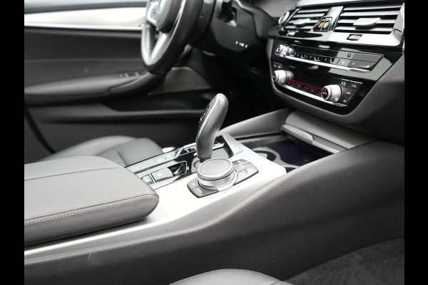 BMW 5 Serie Touring 530e Executive Plug In Hybrid 293pk Dealer O.H PHEV | Panodak | Harman Kardon | Camera | Lederen Bekleding | Navi Pro | Apple Carplay | M Sportstuur | 18"L.M | Sfeerverlichting |