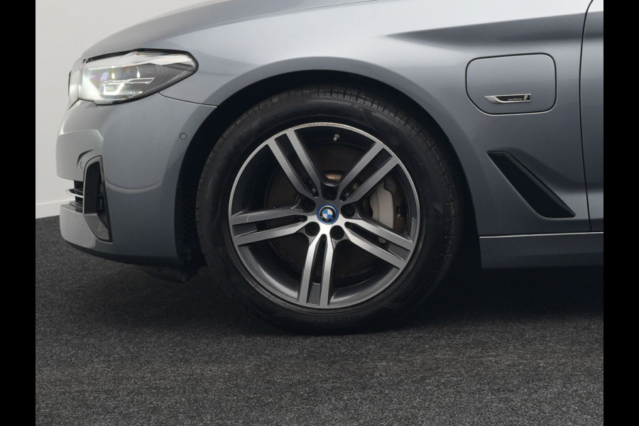 BMW 5 Serie Touring 530e Executive Plug In Hybrid 293pk Dealer O.H PHEV | Panodak | Harman Kardon | Camera | Lederen Bekleding | Navi Pro | Apple Carplay | M Sportstuur | 18"L.M | Sfeerverlichting |