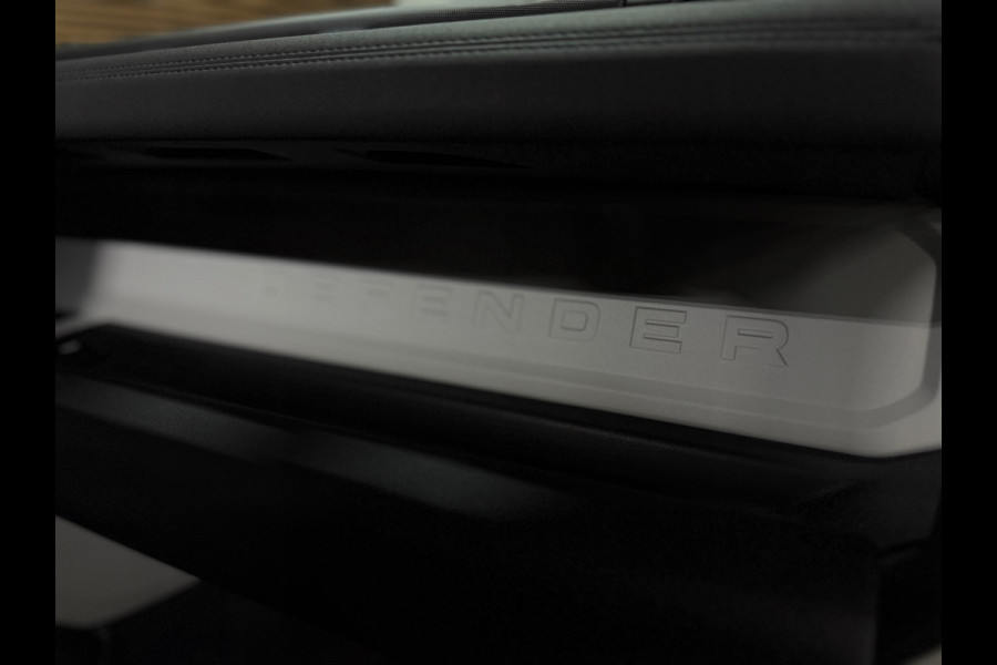 Land Rover Defender 110 2.0 D200 110 | Pano | PPF | Meridian | Trekhaak | Carplay
