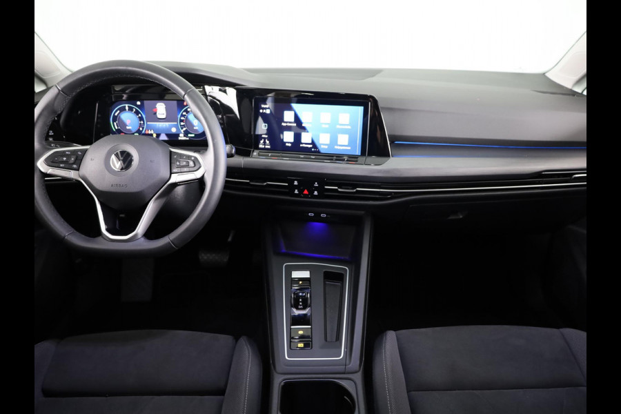 Volkswagen Golf 1.4 eHybrid Style 204 pk Automaat (DSG) | Navigatie | Elektr. trekhaak | Parkeersensoren | Achteruitrijcamera | Adaptieve cruise control | Stoelverwarming |