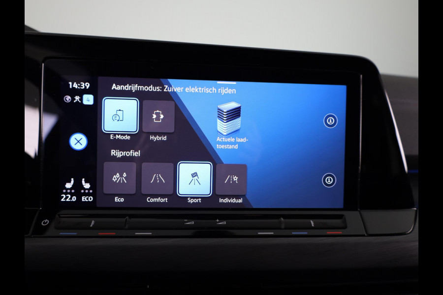 Volkswagen Golf 1.4 eHybrid Style 204 pk Automaat (DSG) | Navigatie | Elektr. trekhaak | Parkeersensoren | Achteruitrijcamera | Adaptieve cruise control | Stoelverwarming |