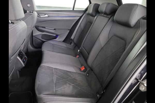 Volkswagen Golf 1.4 eHybrid Style 204 pk Automaat (DSG) | Navigatie | Elektr. trekhaak | Parkeersensoren | Achteruitrijcamera | Adaptieve cruise control | Stoelverwarming |