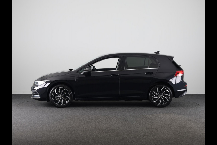 Volkswagen Golf 1.4 eHybrid Style 204 pk Automaat (DSG) | Navigatie | Elektr. trekhaak | Parkeersensoren | Achteruitrijcamera | Adaptieve cruise control | Stoelverwarming |