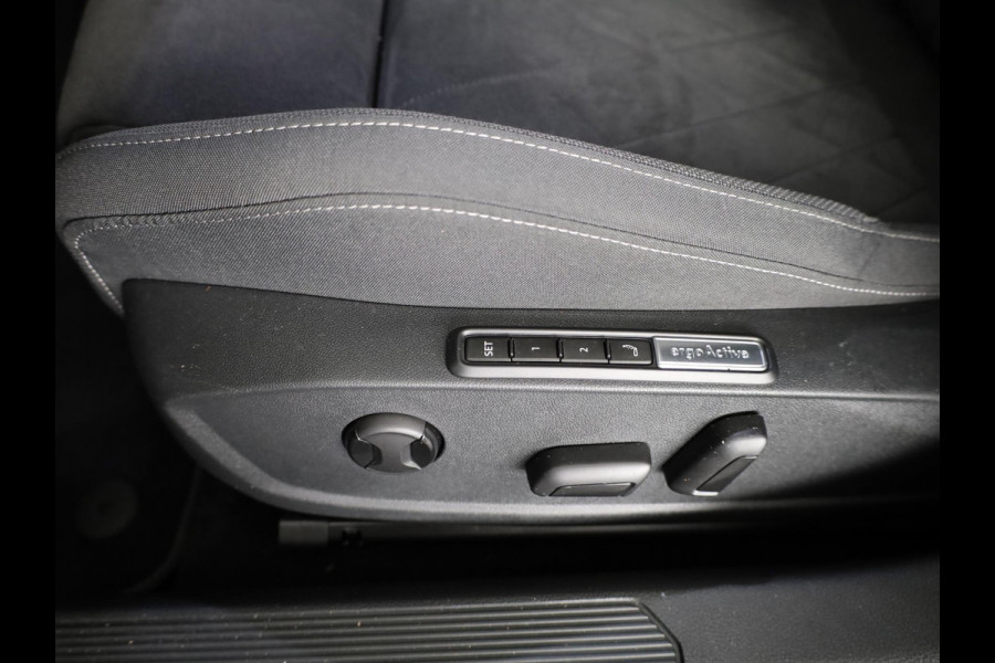 Volkswagen Golf 1.4 eHybrid Style 204 pk Automaat (DSG) | Navigatie | Elektr. trekhaak | Parkeersensoren | Achteruitrijcamera | Adaptieve cruise control | Stoelverwarming |