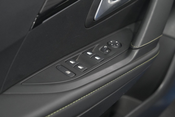 Peugeot 208 PureTech 100 GT | Camera | Dodehoekdetectie | Apple Carplay | Stoelverwarming | Parkeersensoren