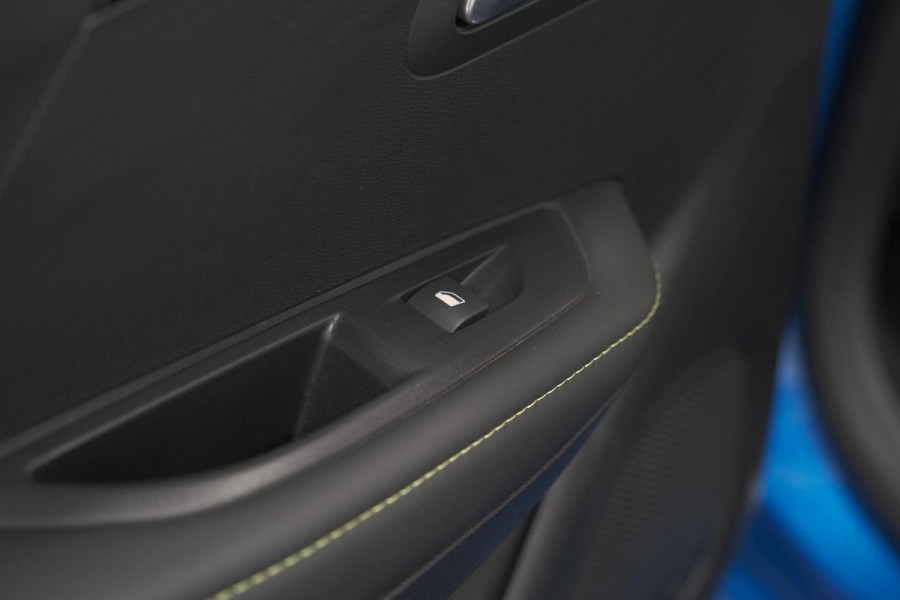 Peugeot 208 PureTech 100 GT | Camera | Dodehoekdetectie | Apple Carplay | Stoelverwarming | Parkeersensoren