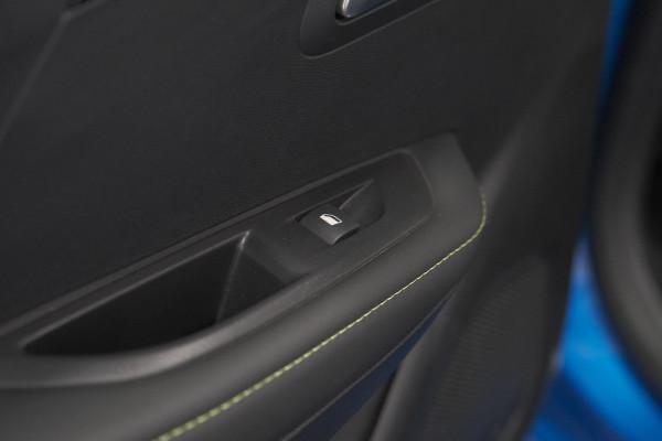 Peugeot 208 PureTech 100 GT | Camera | Dodehoekdetectie | Apple Carplay | Stoelverwarming | Parkeersensoren