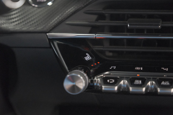 Peugeot 208 PureTech 100 GT | Camera | Dodehoekdetectie | Apple Carplay | Stoelverwarming | Parkeersensoren