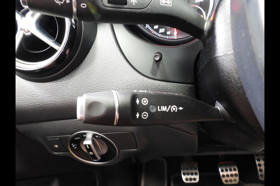 Mercedes-Benz A-Klasse A180 AMG Edition NAVI/SCHUIFDAK/CAMERA/LED/18"LMV!