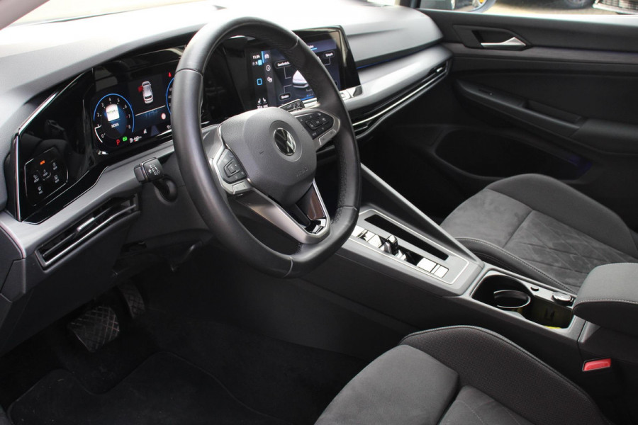 Volkswagen Golf 1.5 eTSI 150pk DSG Style | Navigatie | Climate Control | Camera | Parkeer sensoren V+A | Adaptive cruise control | Extra Getint Glas | Stoel/Stuurverwarming