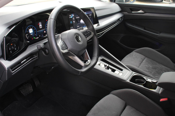 Volkswagen Golf 1.5 eTSI 150pk DSG Style | Navigatie | Climate Control | Camera | Parkeer sensoren V+A | Adaptive cruise control | Extra Getint Glas | Stoel/Stuurverwarming
