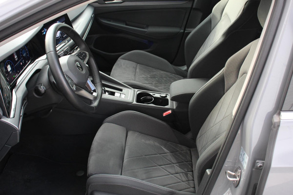 Volkswagen Golf 1.5 eTSI 150pk DSG Style | Navigatie | Climate Control | Camera | Parkeer sensoren V+A | Adaptive cruise control | Extra Getint Glas | Stoel/Stuurverwarming