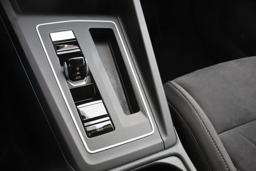 Volkswagen Golf 1.5 eTSI 150pk DSG Style | Navigatie | Climate Control | Camera | Parkeer sensoren V+A | Adaptive cruise control | Extra Getint Glas | Stoel/Stuurverwarming