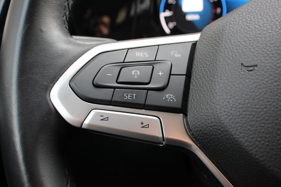 Volkswagen Golf 1.5 eTSI 150pk DSG Style | Navigatie | Climate Control | Camera | Parkeer sensoren V+A | Adaptive cruise control | Extra Getint Glas | Stoel/Stuurverwarming