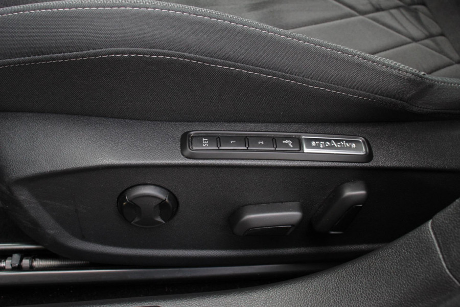 Volkswagen Golf 1.5 eTSI 150pk DSG Style | Navigatie | Climate Control | Camera | Parkeer sensoren V+A | Adaptive cruise control | Extra Getint Glas | Stoel/Stuurverwarming