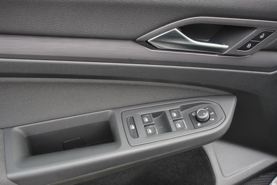 Volkswagen Golf 1.5 eTSI 150pk DSG Style | Navigatie | Climate Control | Camera | Parkeer sensoren V+A | Adaptive cruise control | Extra Getint Glas | Stoel/Stuurverwarming