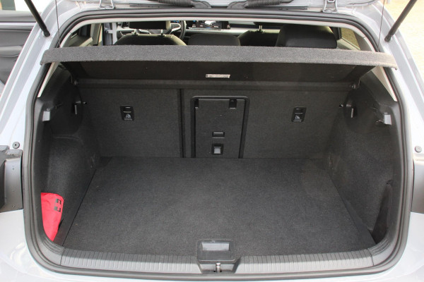 Volkswagen Golf 1.5 eTSI 150pk DSG Style | Navigatie | Climate Control | Camera | Parkeer sensoren V+A | Adaptive cruise control | Extra Getint Glas | Stoel/Stuurverwarming