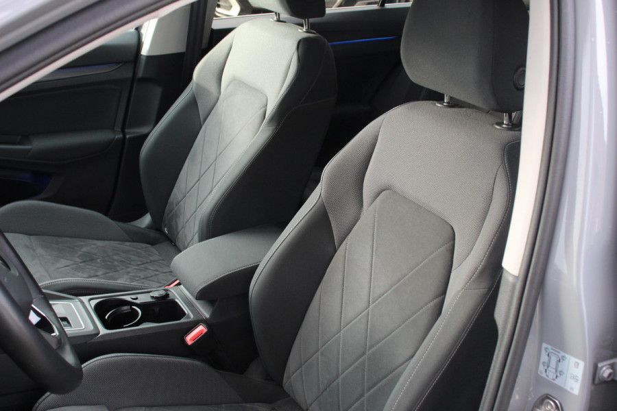 Volkswagen Golf 1.5 eTSI 150pk DSG Style | Navigatie | Climate Control | Camera | Parkeer sensoren V+A | Adaptive cruise control | Extra Getint Glas | Stoel/Stuurverwarming