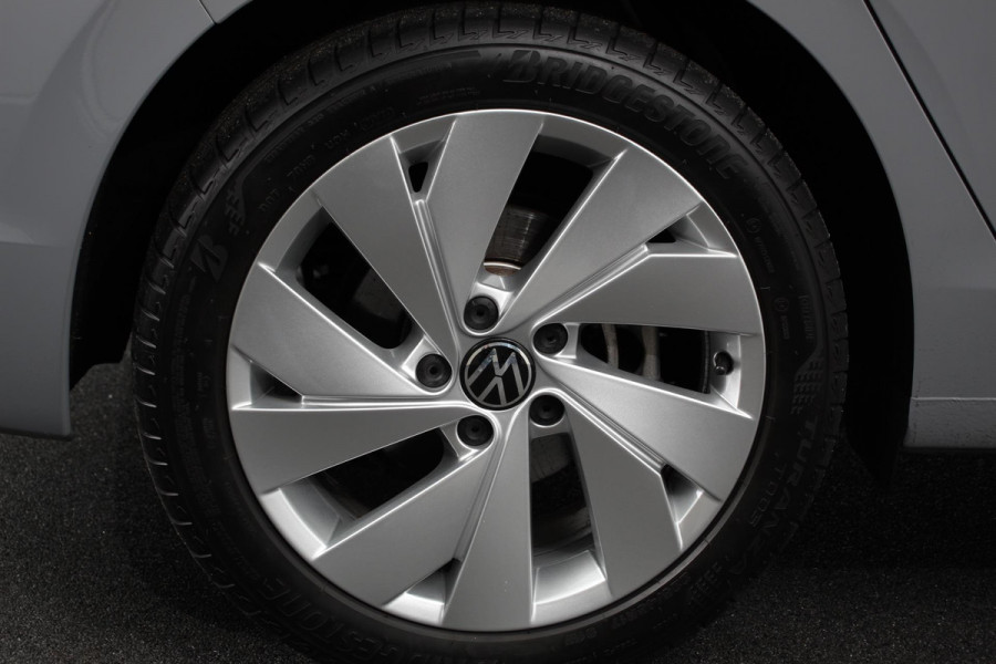 Volkswagen Golf 1.5 eTSI 150pk DSG Style | Navigatie | Climate Control | Camera | Parkeer sensoren V+A | Adaptive cruise control | Extra Getint Glas | Stoel/Stuurverwarming
