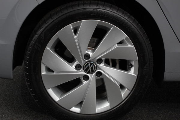 Volkswagen Golf 1.5 eTSI 150pk DSG Style | Navigatie | Climate Control | Camera | Parkeer sensoren V+A | Adaptive cruise control | Extra Getint Glas | Stoel/Stuurverwarming