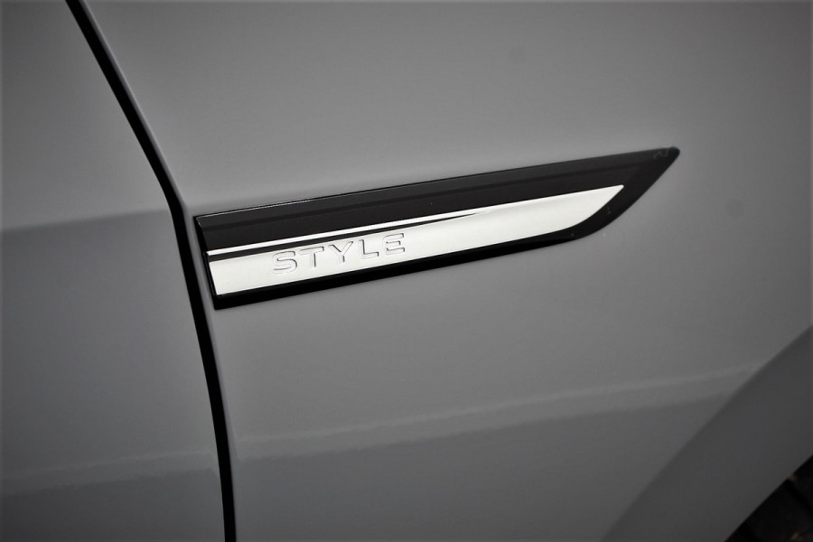 Volkswagen Golf 1.5 eTSI 150pk DSG Style | Navigatie | Climate Control | Camera | Parkeer sensoren V+A | Adaptive cruise control | Extra Getint Glas | Stoel/Stuurverwarming
