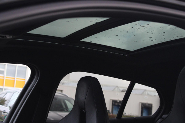 BMW 1-serie 120i High Executive Edition 178pk | Harman en Kardon | Panoramadak | Head-up display | M-Pakket