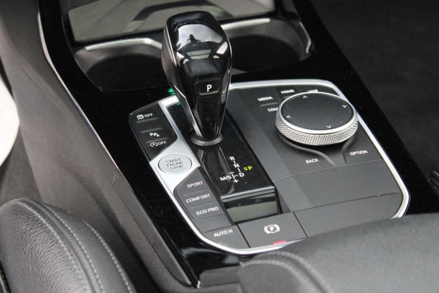 BMW 1-serie 120i High Executive Edition 178pk | Harman en Kardon | Panoramadak | Head-up display | M-Pakket