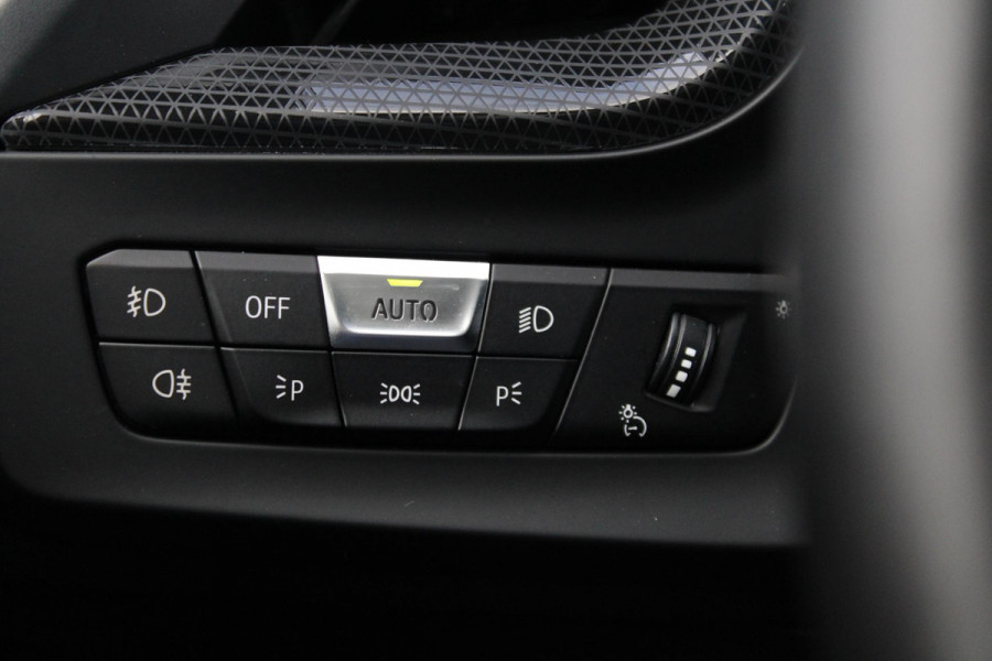 BMW 1-serie 120i High Executive Edition 178pk | Harman en Kardon | Panoramadak | Head-up display | M-Pakket