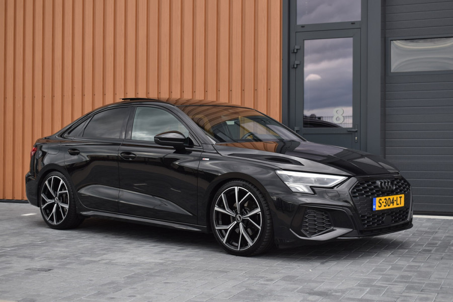 Audi A3 Limousine 35 TFSI 150pk S-tronic S-line | Pano | LED | 19"