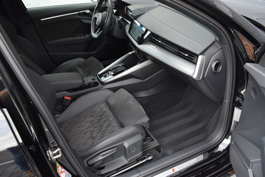 Audi A3 Limousine 35 TFSI 150pk S-tronic S-line | Pano | LED | 19"