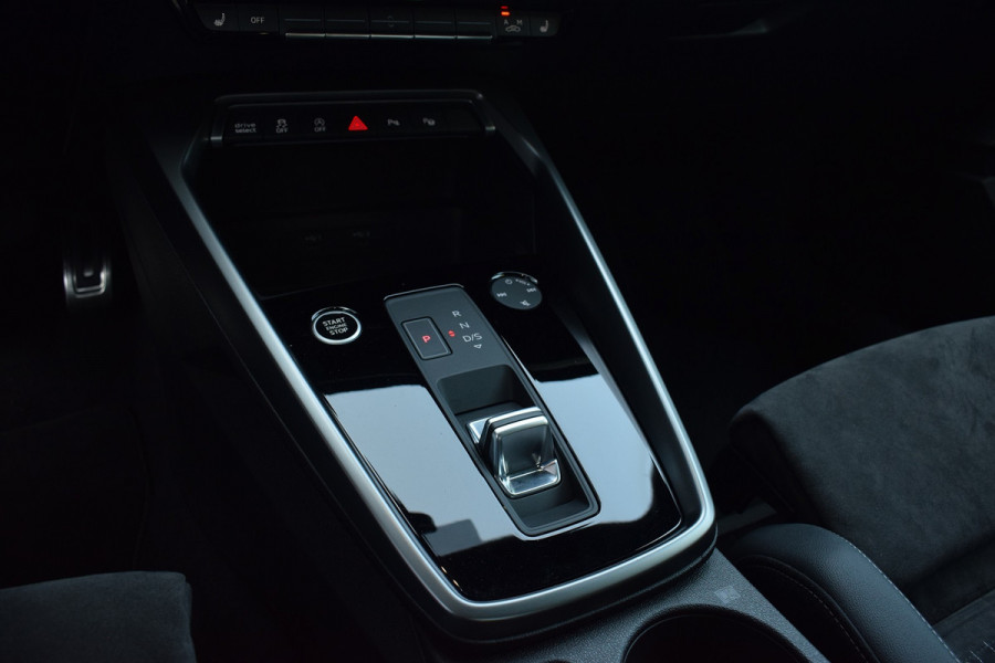 Audi A3 Limousine 35 TFSI 150pk S-tronic S-line | Pano | LED | 19"