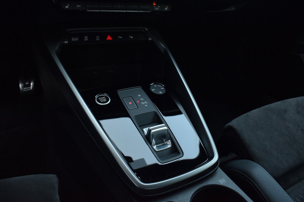 Audi A3 Limousine 35 TFSI 150pk S-tronic S-line | Pano | LED | 19"