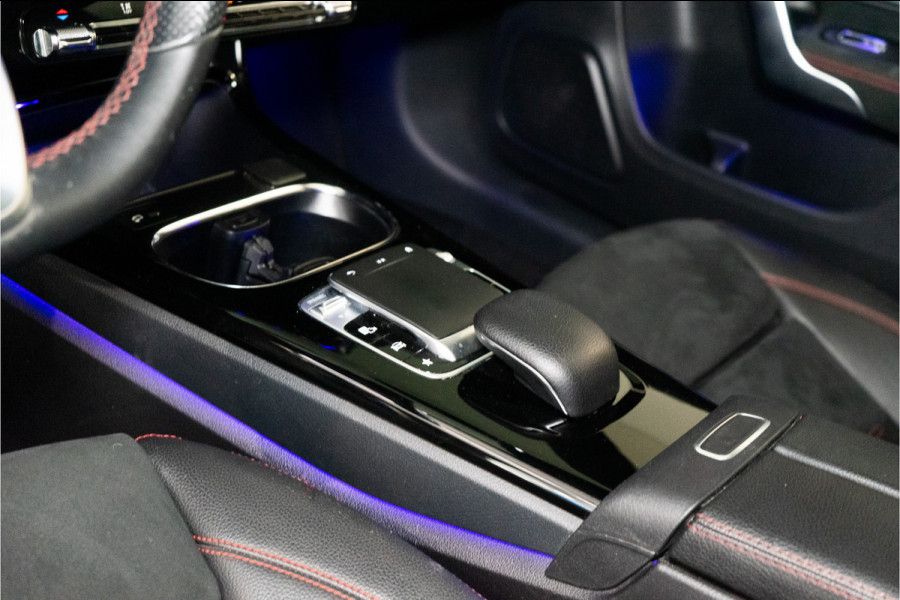 Mercedes-Benz A-Klasse 180 Business Solution AMG 136PK | Pano | Sfeer | Stoplichtweergave | Carplay | Garantie