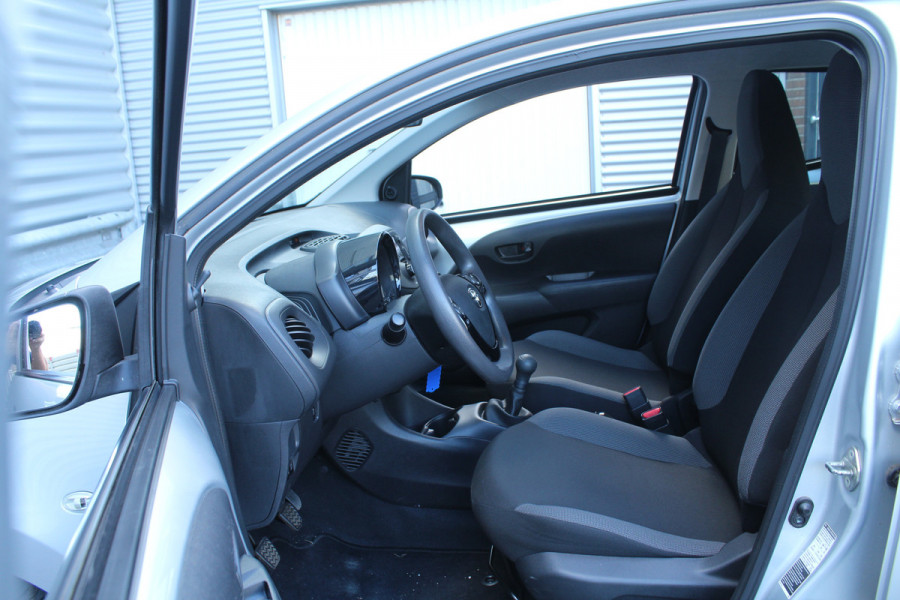 Toyota Aygo 1.0 VVT-i 70pk x-fun NL-Auto NAP 16321km Airco CPV El. Ramen LED 1e Eigenaar