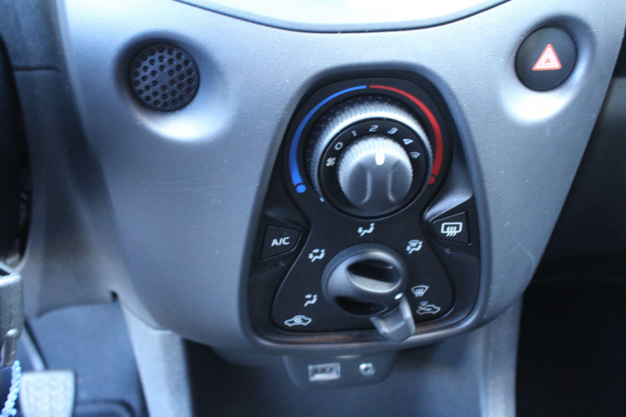 Toyota Aygo 1.0 VVT-i 70pk x-fun NL-Auto NAP 16321km Airco CPV El. Ramen LED 1e Eigenaar