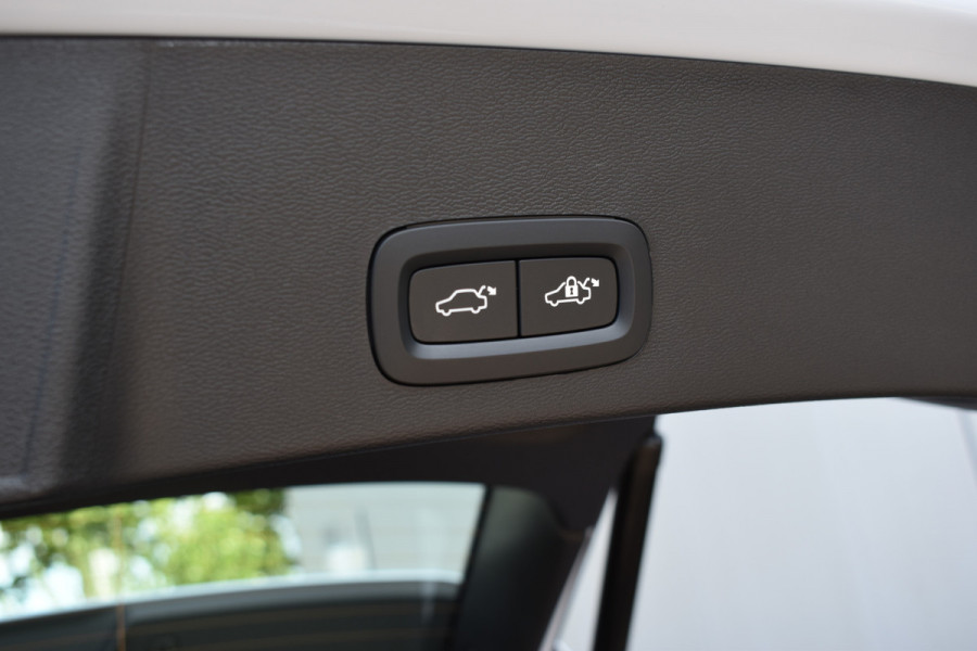 Volvo XC40 B4 211PK Automaat Plus Dark | Trekhaak | ACC | H&K | Blis | Stoel-Stuur Verwarming