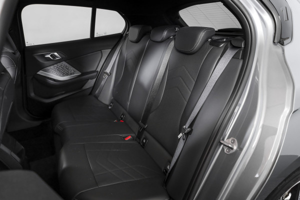 BMW 1-serie 120 M Sport - Automaat | Dig. Cockpit | Adapt. Cruise | Stoelverw. | Leder | PDC | Camera | NAV + App. Connect | ECC | DAB | LM 18" | 0975
