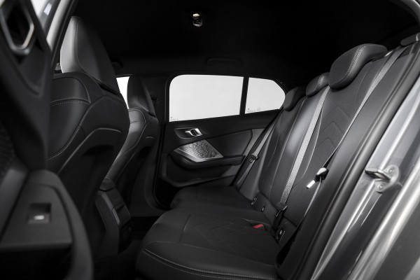 BMW 1-serie 120 M Sport - Automaat | Dig. Cockpit | Adapt. Cruise | Stoelverw. | Leder | PDC | Camera | NAV + App. Connect | ECC | DAB | LM 18" | 0975