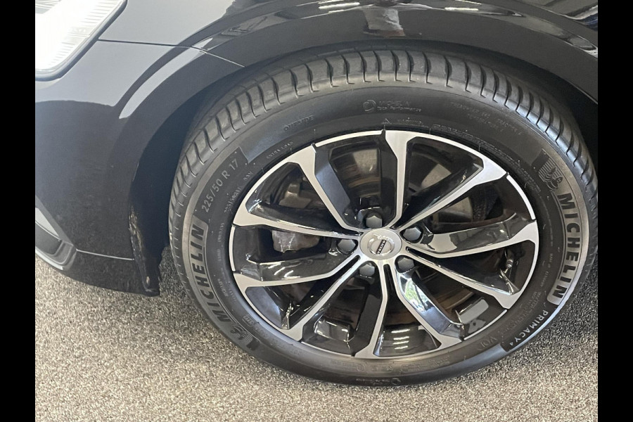 Volvo V60 2.0 B4 Momentum Climate control Cruise control adaptieve Parkeersensoren Achteruitrijd camera LED Verwarmde voorstoelen Lane assist Apple Carplay/ Android Auto