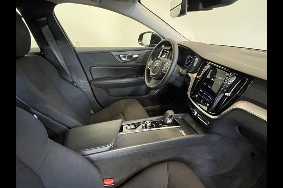 Volvo V60 2.0 B4 Momentum Climate control Cruise control adaptieve Parkeersensoren Achteruitrijd camera LED Verwarmde voorstoelen Lane assist Apple Carplay/ Android Auto