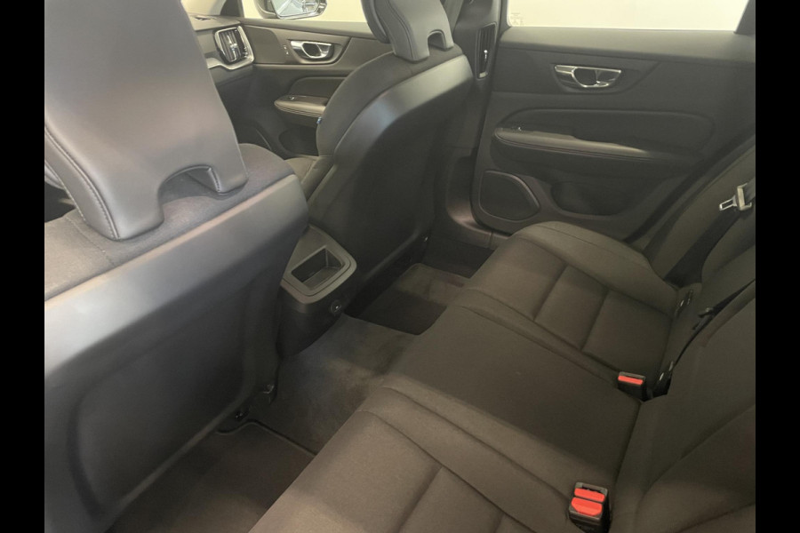 Volvo V60 2.0 B4 Momentum Climate control Cruise control adaptieve Parkeersensoren Achteruitrijd camera LED Verwarmde voorstoelen Lane assist Apple Carplay/ Android Auto