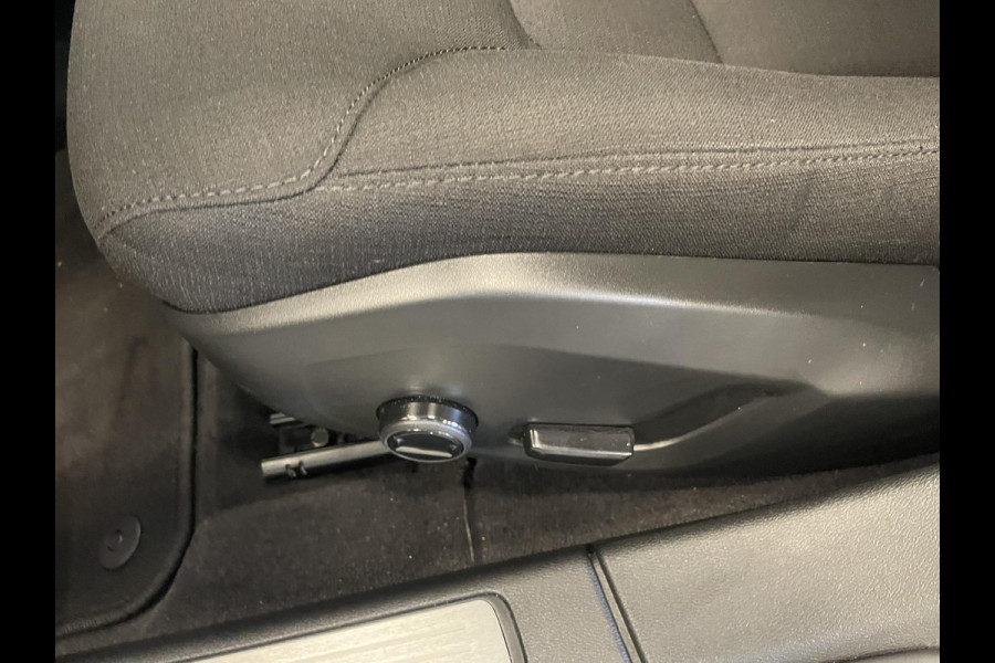 Volvo V60 2.0 B4 Momentum Climate control Cruise control adaptieve Parkeersensoren Achteruitrijd camera LED Verwarmde voorstoelen Lane assist Apple Carplay/ Android Auto