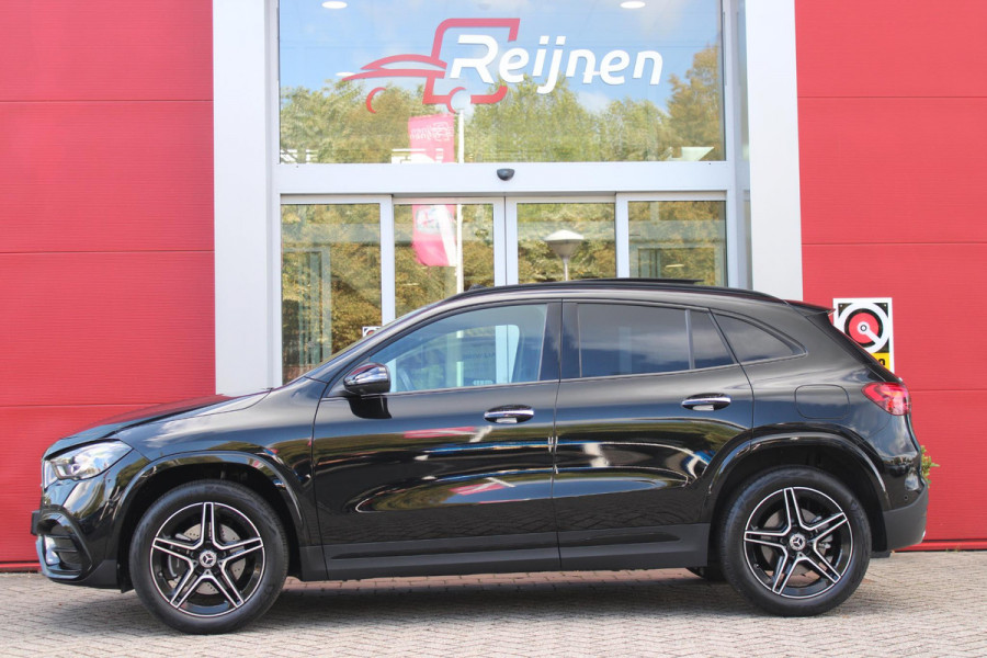 Mercedes-Benz GLA 250 e AMG LINE "NIEUW MODEL!" | PANORAMISCH SCHUIF/KANTEL DAK | ELEKTRISCH BEDIENBARE VOORSTOELEN MET GEHEUGENFUNCTIE EN "ZITKINEMATICA" | DRAADLOZE APPLE CARPLAY/ANDROID AUTO | NIGHT PAKKET: DAKRELING ZWART, ZIJRUITEN EN ACHTERRUITEN ZWART, LICHTMETALEN VELGEN 19" ZWART | HEAD UP DISPLAY | REALITY-NAVIGATIE  | 360° CAMERA | MULTI BEAM LED KOPLAMPEN | DODEHOEK DETECTIE | ADAPTIVE CRUISE CONTROL | KEYLESS GO | SFEER VERLICHTING | ELEKTRISCH BEDIENBARE ACHTERKLEP | DRAADLOZE TELEFOONLADER |