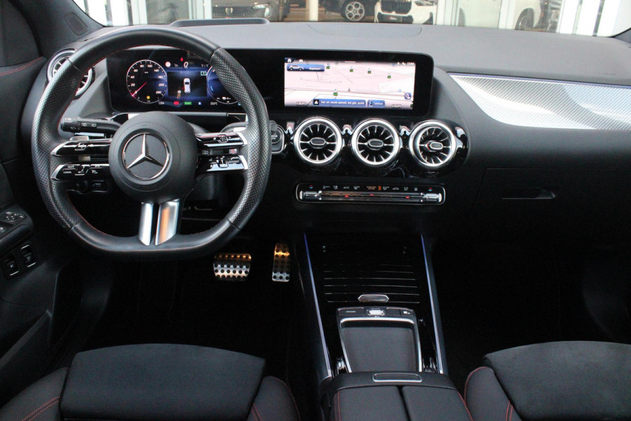 Mercedes-Benz GLA 250 e AMG LINE "NIEUW MODEL!" | PANORAMISCH SCHUIF/KANTEL DAK | ELEKTRISCH BEDIENBARE VOORSTOELEN MET GEHEUGENFUNCTIE EN "ZITKINEMATICA" | DRAADLOZE APPLE CARPLAY/ANDROID AUTO | NIGHT PAKKET: DAKRELING ZWART, ZIJRUITEN EN ACHTERRUITEN ZWART, LICHTMETALEN VELGEN 19" ZWART | HEAD UP DISPLAY | REALITY-NAVIGATIE  | 360° CAMERA | MULTI BEAM LED KOPLAMPEN | DODEHOEK DETECTIE | ADAPTIVE CRUISE CONTROL | KEYLESS GO | SFEER VERLICHTING | ELEKTRISCH BEDIENBARE ACHTERKLEP | DRAADLOZE TELEFOONLADER |