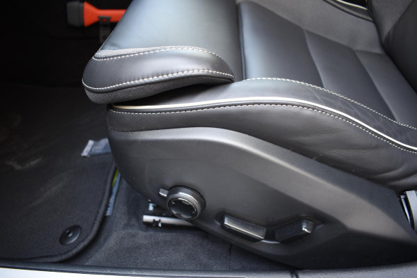 Volvo V60 T6 350PK Automaat Plug-in Hybrid AWD Plus Dark / Navigatie / 360 Camera / Harman Kardon / Stuur & Stoelverwarming / LM Velgen / Trekhaak