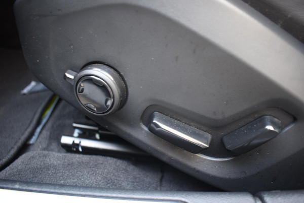 Volvo V60 T6 350PK Automaat Plug-in Hybrid AWD Plus Dark / Navigatie / 360 Camera / Harman Kardon / Stuur & Stoelverwarming / LM Velgen / Trekhaak