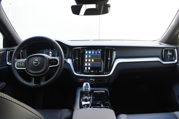 Volvo V60 T6 350PK Automaat Plug-in Hybrid AWD Plus Dark / Navigatie / 360 Camera / Harman Kardon / Stuur & Stoelverwarming / LM Velgen / Trekhaak