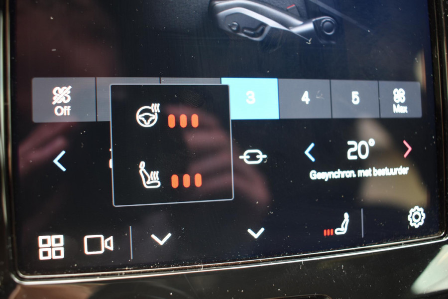 Volvo V60 T6 350PK Automaat Plug-in Hybrid AWD Plus Dark / Navigatie / 360 Camera / Harman Kardon / Stuur & Stoelverwarming / LM Velgen / Trekhaak